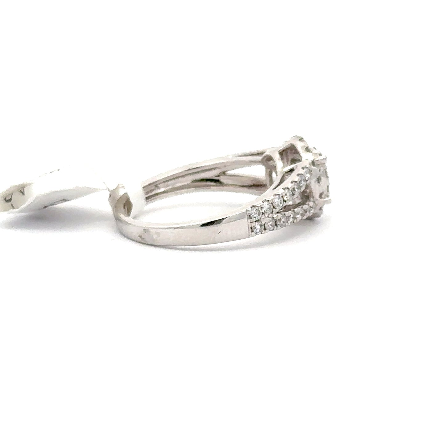 14K WHITE GOLD | 0.95 CTW NATURAL DIAMONDS RING.