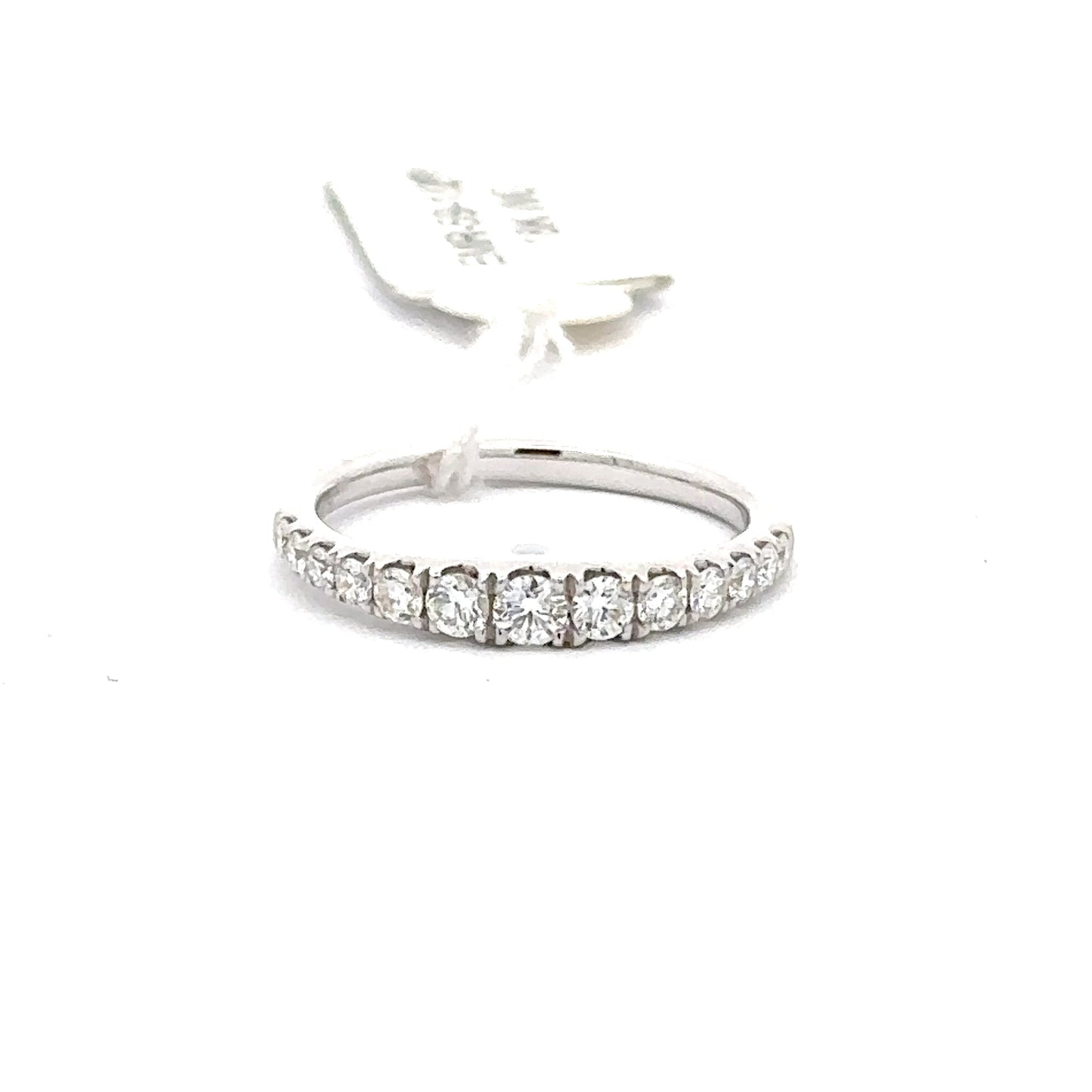 18K White Gold Round Diamonds Ring.
