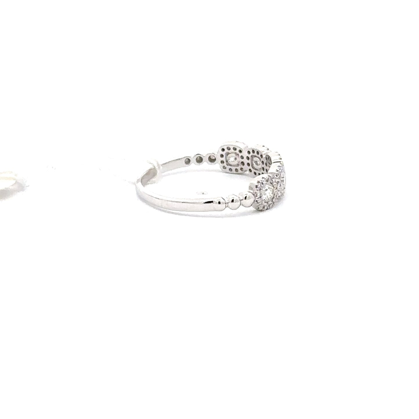 18K White Gold Round Diamonds Ring.