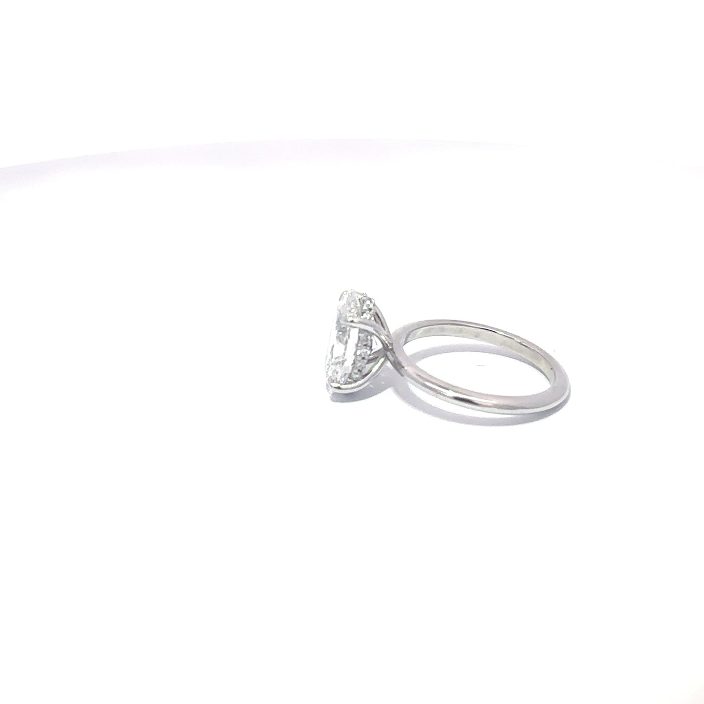 3.44 ct Lab-Grown IGI Certified Centered Diamond |E - VVS2 | 0.15 ct Side Diamonds| Platinum