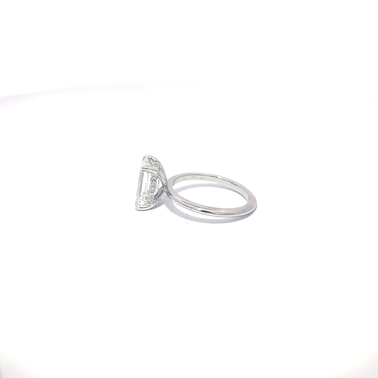 3.09 ct Lab-Grown IGI Certified Centered Diamond | E - VVS2 | 0.15 ct Side Diamonds| Platinum