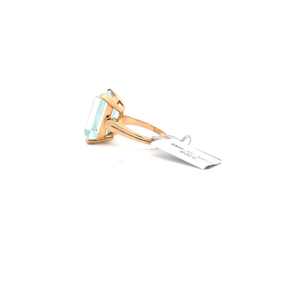 14K YELLOW GOLD | 22 CT AQUAMARINE CENTERED RING.
