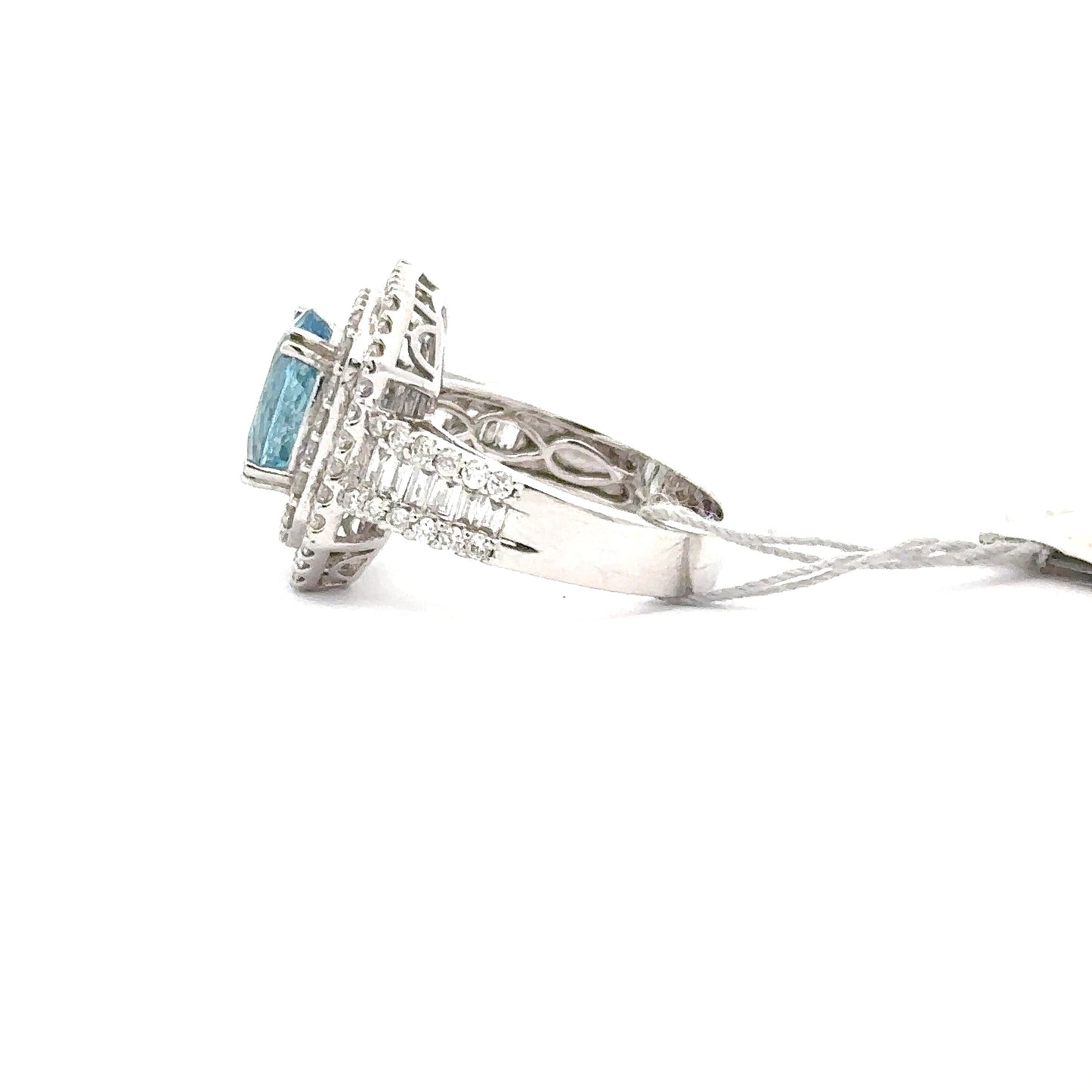 18K WHITE GOLD | 2.33 CT AQUAMARINE CENTERED | 1.44 CT NATURAL DIAMONDS RING.
