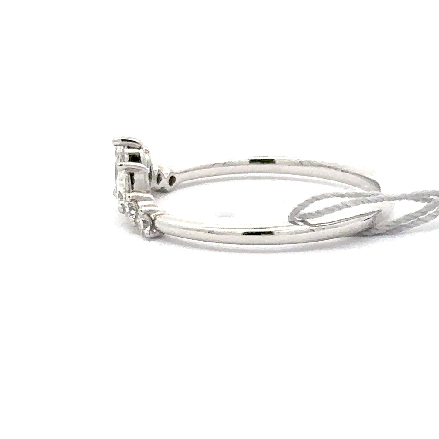 18K White Gold Oval Diamonds Ring