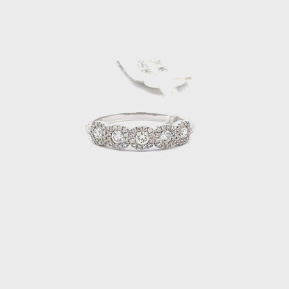 18K White Gold Round Diamonds Ring.