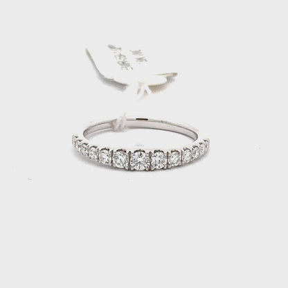 18K White Gold Round Diamonds Ring.