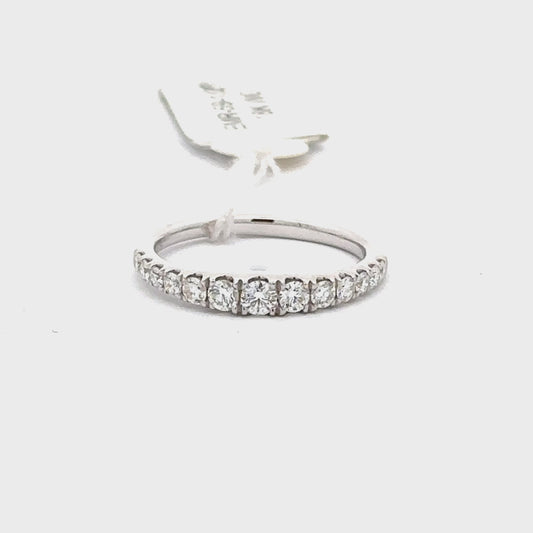 18K White Gold Round Diamonds Ring.