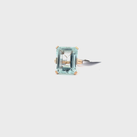 14K YELLOW GOLD | 22 CT AQUAMARINE CENTERED RING.
