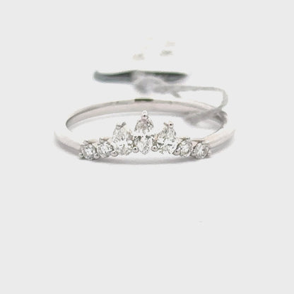 18K White Gold Oval Diamonds Ring